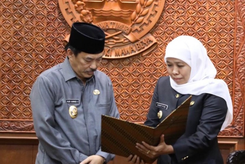 Wakil Bupati Sidoarjo Nur Ahmad Syaifuddin, secara resmi ditunjuk sebagai pelaksana tugas (Plt) Bupati Sidoarjo, menggantikan Saiful Ilah yang sedang tersandung kasus korupsi dan menjalani proses hukum di Komisi Pemberantasan Korupsi (KPK). 