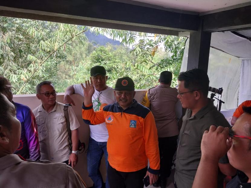 Wakil Bupati Sleman, Danang Maharsa (kanan), saat meninjau pos pantau Gunung Merapi, Ahad (12/3/2023). Wabup Sleman memastikan pariwisata tetap berjalan meski ada erupsi Merapi.