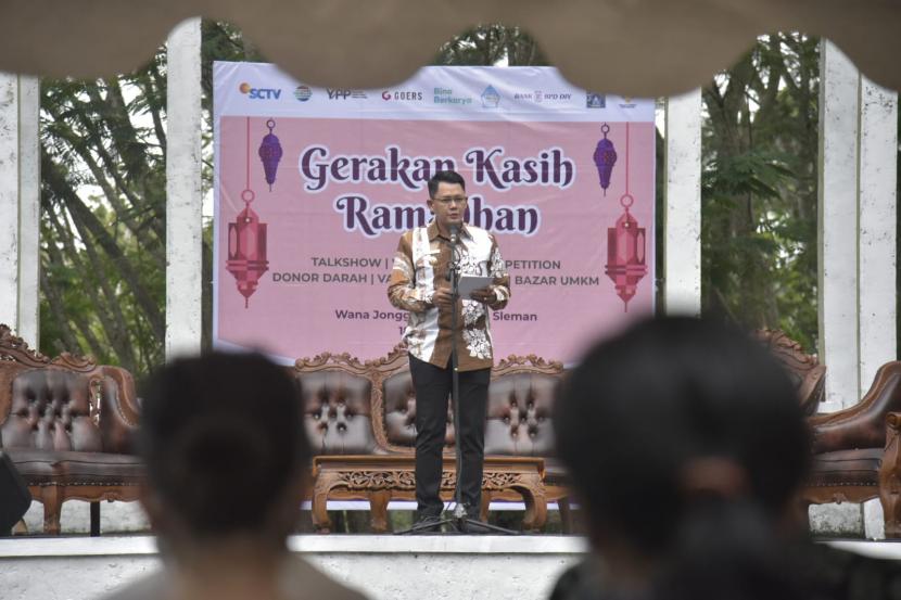 Wakil Bupati Sleman, Danang Maharsa, memberi sambutan saat acara Gerakan Kasih Ramadhan 2022 di Wana Jonggol Kapanewon Cangkringan, Sleman. Kegiatan itu antara lain untuk meningkatkan sektor pariwisata di wilayah setempat. 