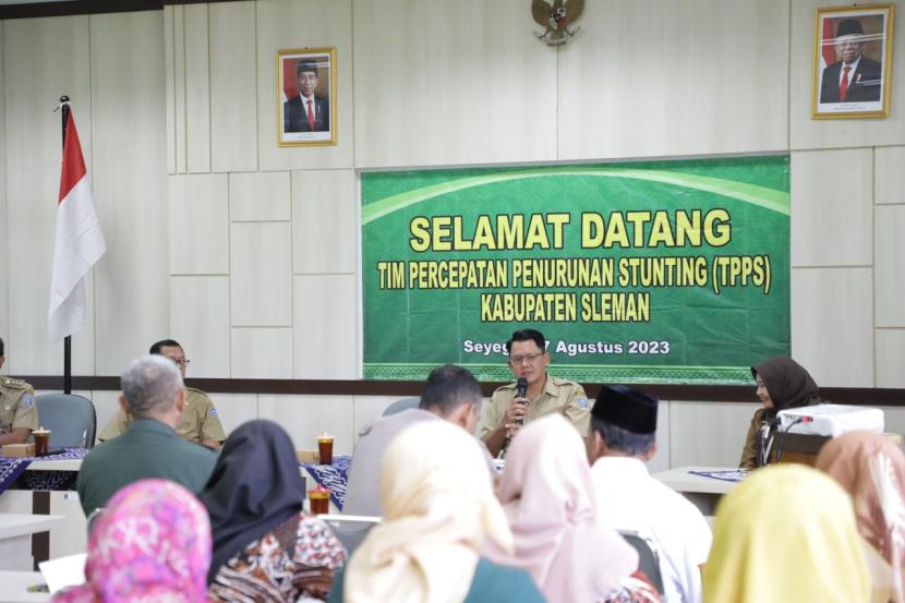  Wakil Bupati Sleman Danang Maharsa memberikan arahan dalam evaluasi Tim Percepatan Penurunan Stunting (TPPS) di Kantor Kapanewon Seyegan, Sleman.