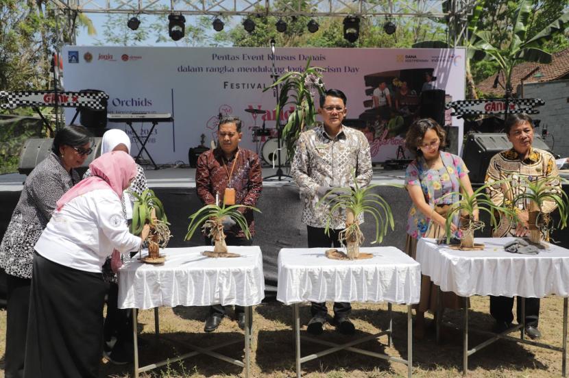 Wakil Bupati Sleman, Danang Maharsa, membuka Festival Anggrek Vanda Tricolor.