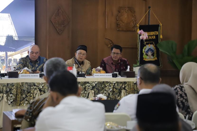 Wakil Bupati Sleman, Danang Maharsa menerima kunjungan kerja spesifik Komisi II DPR RI ke Kantor Setda Kabupaten Sleman, Kamis (24/8/2023). 