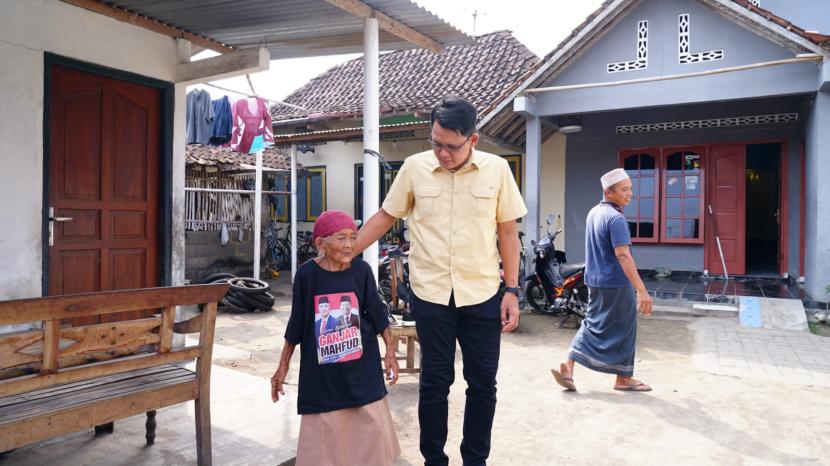 Wakil Bupati Sleman Danang Maharsa mengunjungi rumah Mbah Ngadinem, di dusun Tinom, Kalurahan Sidoarum, Godean, Kabupaten Sleman, pada Sabtu (1/6/2024). 