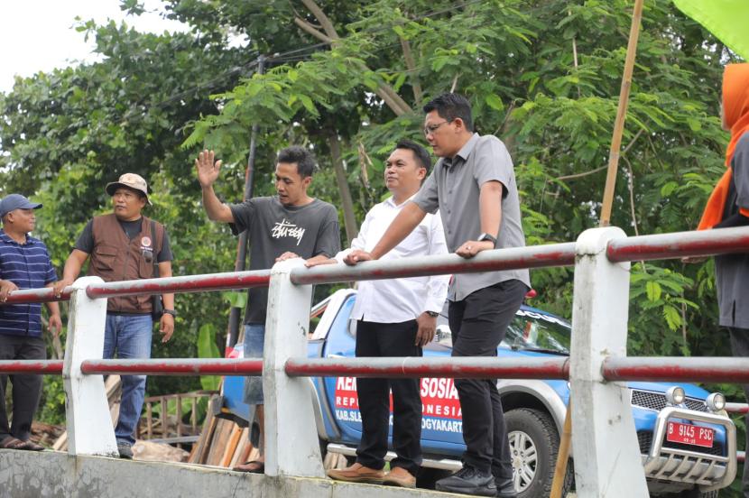 Wakil Bupati Sleman Danang Maharsa meninjau sejumlah lokasi terdampak banjir di Madurejo dan Sumberharjo, Kapanewon Prambanan, Jumat (2/2/2024).