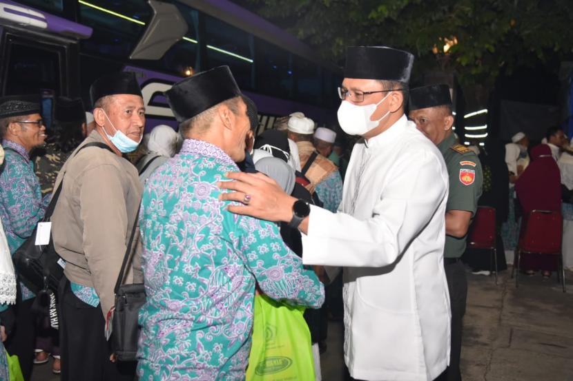 Wakil Bupati Sleman Danang Maharsa menyambut langsung kedatangan 353 jamaah haji dan 2 pendamping di Masjid Agung Wahidin Sudirohusodo Kabupaten Sleman, Rabu (19/7/2023). 