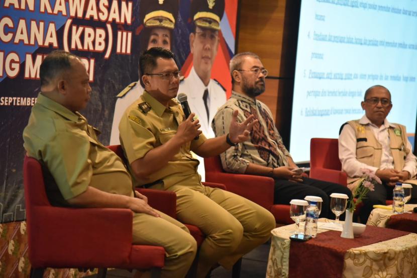 Wakil Bupati Sleman Danang Maharsa menyampaikan sambutannya di acara Kajian Pemanfaatan Kawasan Rawan Bencana (KRB) III.