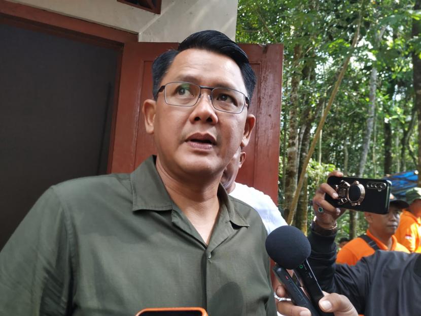 Wakil Bupati Sleman Danang Maharsa saat melakukan peninjauan ke pos pantau Gunung Merapi, Ahad (12/3/2023).