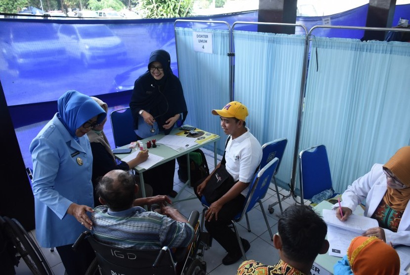  Wakil Bupati Sleman, Sri Muslimatun, ketika mengecek pelayanan kesehatan gratis yang berlangsung di Gedung Serba Guna Pemda Sleman.