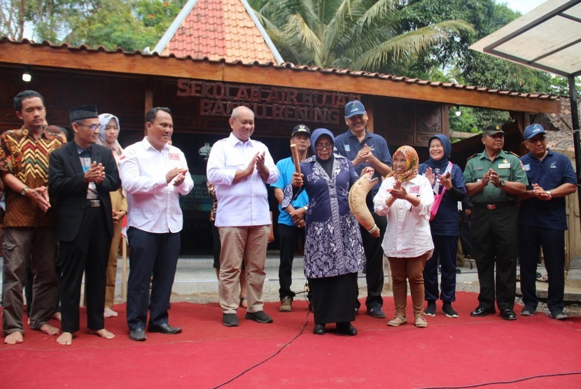 Wakil Bupati Sleman, Sri Muslimatun, saat meresmikan Sekolah Air  Hujan Banyu Bening di Dusun Tempursari, Desa Sardonoharjo, Kecamatan  Ngaglik, Kabupaten Sleman, DIY, Senin (9/9).