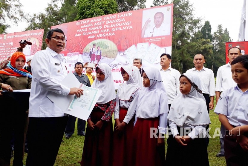 Wakil Bupati Sukabumi Adjo Sardjono memberikan akta kelahiran kepada pelajar di Lapangan Hotel Selabintana, Kabupaten Sukabumo Rabu (26/4).