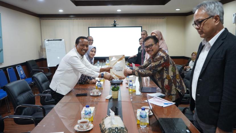 Wakil Bupati Sumbawa Barat, Provinsi Nusa Tenggara Barat Fud Syaifuddin, beraudiensi dengan Kepala Badan Kependudukan dan Keluarga Berencana Nasional (BKKBN) Dr.(H.C.) Hasto Wardoyo, di kantor BKKBN Pusat di Jakarta, Senin (16/10/2023).
