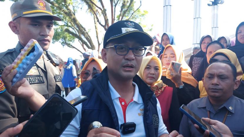 Wakil Bupati Tasikmalaya, Cecep Nurul Yakin, saat diwawancara wartawan di Alun-Alun Singaparna, Kabupaten Tasikmalaya, Sabtu (14/1/2023). 