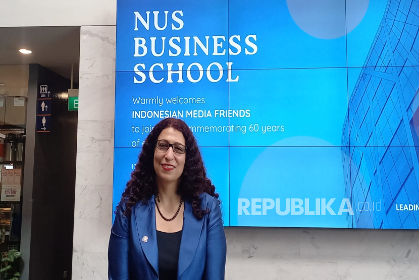 Wakil Dekan NUS Business School Prof Jumana Zahalka saat memberikan penjelasan di NUS Business School, Rabu (13/8/2025).