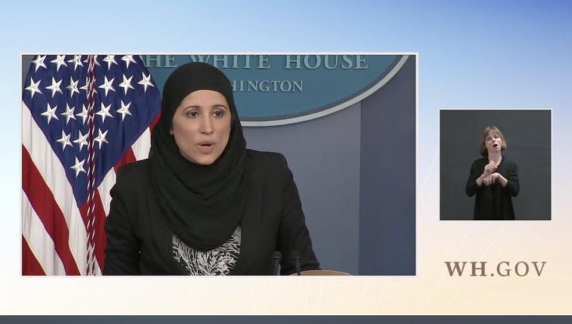 Momen Pejabat AS Berjilbab Beri Arahan di Gedung Putih. Wakil Direktur Dewan Ekonomi Nasional AS Sameera Fazili yang mengenakan jilbab berbicara di konferensi pers Gedung Putih.