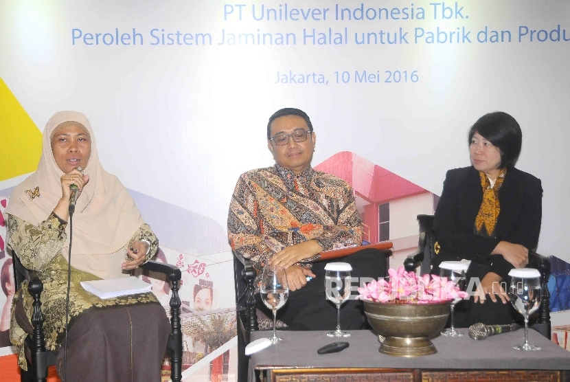 Wakil Direktur Lembaga Pengkajian Pangan, Obat-obatan, dan Kosmetika Majelis Ulama Indonesia (LPPOM MUI), Muti Arintawati (kiri)