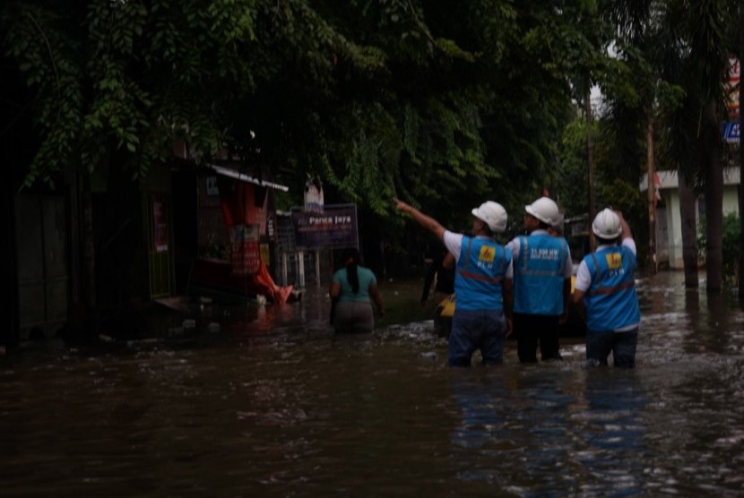 Wakil Direktur PLN dan General Manager PLN Unit Induk Distribusi Jakarta Raya melakukan pemantauan langsung pemulihan pasokan listrik di wilayah yang terdampak padam listrik akibat banjir. 