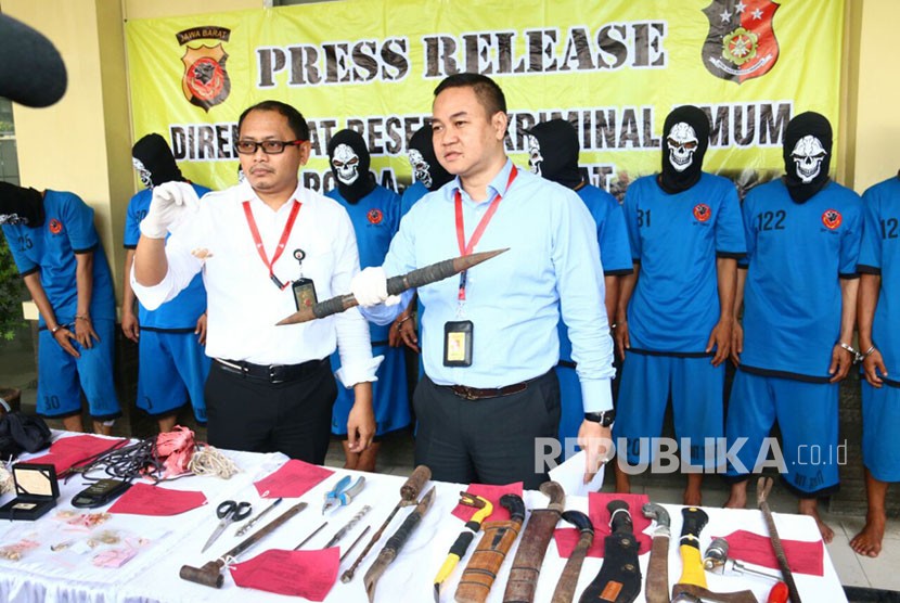 Wakil Direktur  Reserse Kriminal Umum Polda Jabar, AKBP Trunoyudo Wisnu A (kanan) menunjukan alat kejahatan komplotan perampok antarprovinsi yang diringkus tim gabungan.