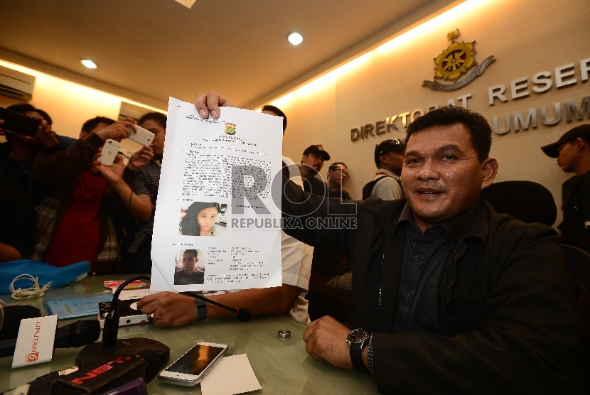 Wakil Direktur Reserse Kriminal Umum Polda Metro Jaya Ajun Komisaris Besar Polisi Albert Sianipar menunjukan foto 