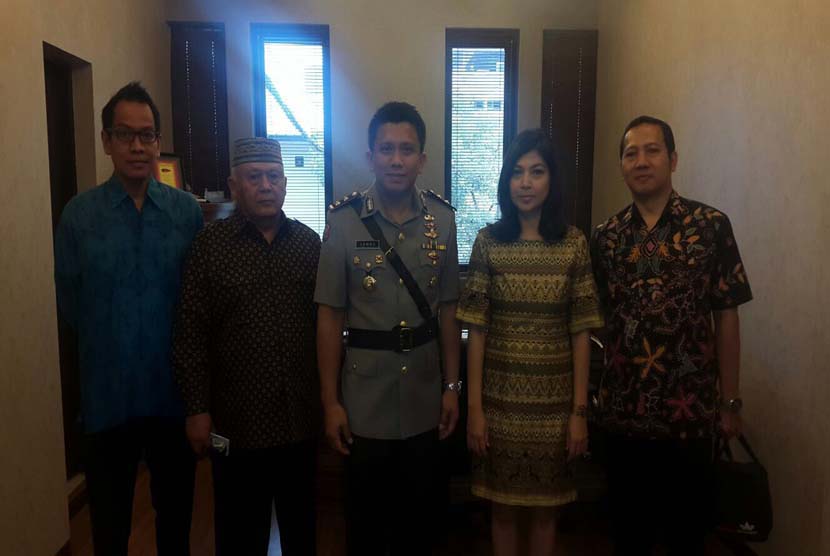Wakil Direktur Reserse Kriminal Umum Polda Metro Jaya, Ferdy Sambo (tengah), bersama jajaran manajemen Alfamart.