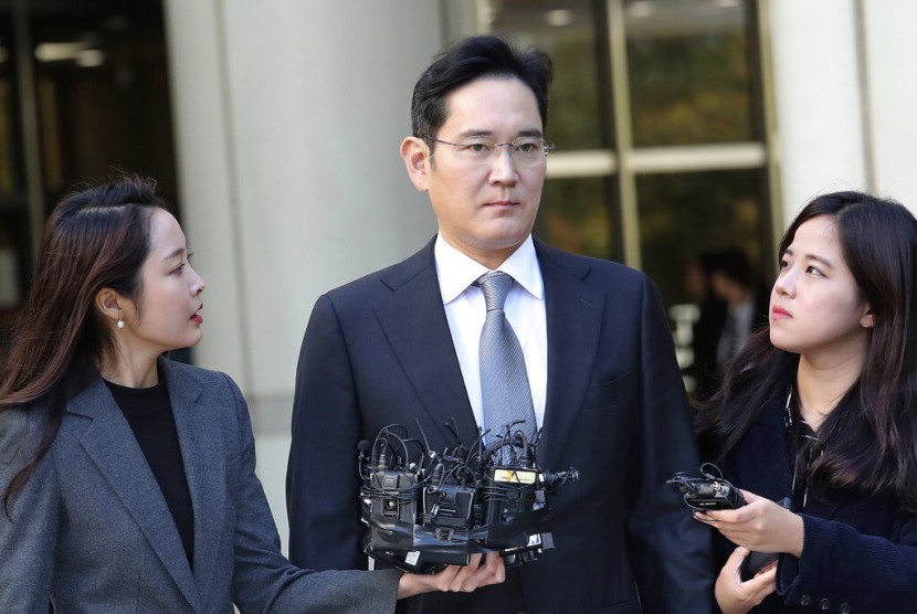 Wakil Direktur Samsung Electronics Lee Jae-yong (tengah) meninggalkan Pengadilan Tinggi Seoul di Seoul, Korea Selatan, Jumat (25/10). Leemenjalani kasus penyuapan.