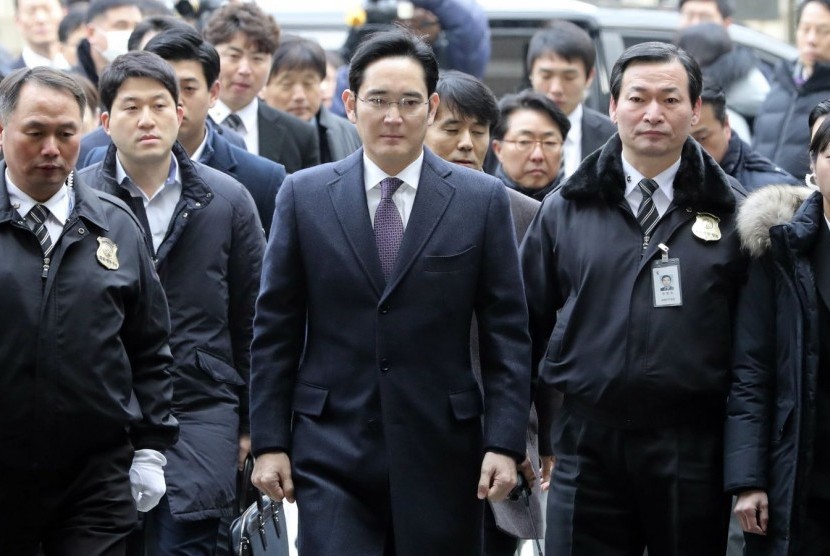 Wakil Direktur Samsung Electronics Lee Jay-yong (tengah) terjerat tuduhan penyuapan, penggelapan dan sumpah palsu. Kasusnya juga menyeret Presiden Korea Selatan Park Geun-hye.
