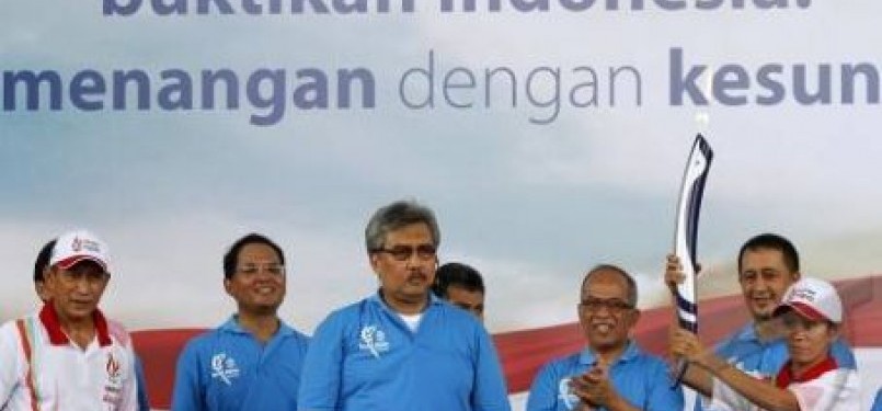 Wakil Direktur Utama Bank Mandiri Riswinandi (ketiga kiri) didampingi sejumlah direksi seusai menyerahkan api obor SEA Games XXVI kepada mantan pelari nasional, Maria Lawalata (kanan), di Plaza Mandiri, Sabtu (5/11).