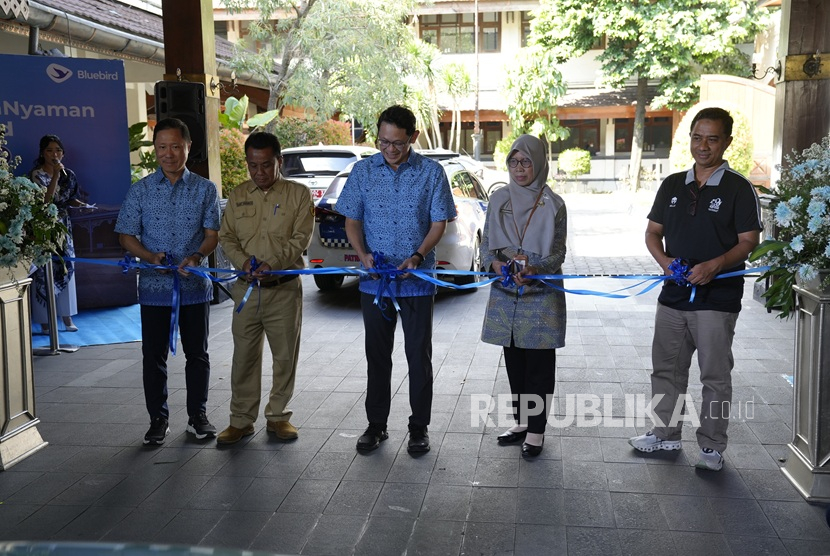 Wakil Direktur Utama Blue Bird Tbk, Sigit Djokosoetono, Ketua Pengurus Kosti Solo Bernadus Sigit Sugiarto, Direktur Utama Blue Bird Tbk, Adrianto Djokosoetono, Asisten Pemerintahan dan Kesra Setda Kota Surakarta Purwanti (kiri ke kanan) saat peresmian layanan Bluebird Group di Kota Solo
