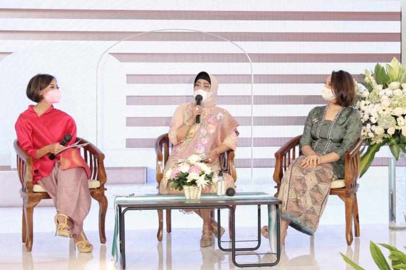 Wakil Direktur Utama BNI Adi Sulistyowati (tengah), Founder of Stellar Women Samira Shihab (kanan) dan Aliya Amitra (kiri) berbincang-bincang pada acara Perempuan Indonesia #LompatLebihTinggi bersama BNI di Jakarta, Rabu (21 April 2021). Dalam rangka Hari Kartini, para Srikandi BNI berkomitmen memajukan Perempuan Indonesia dalam rangka pemulihan ekonomi nasional.