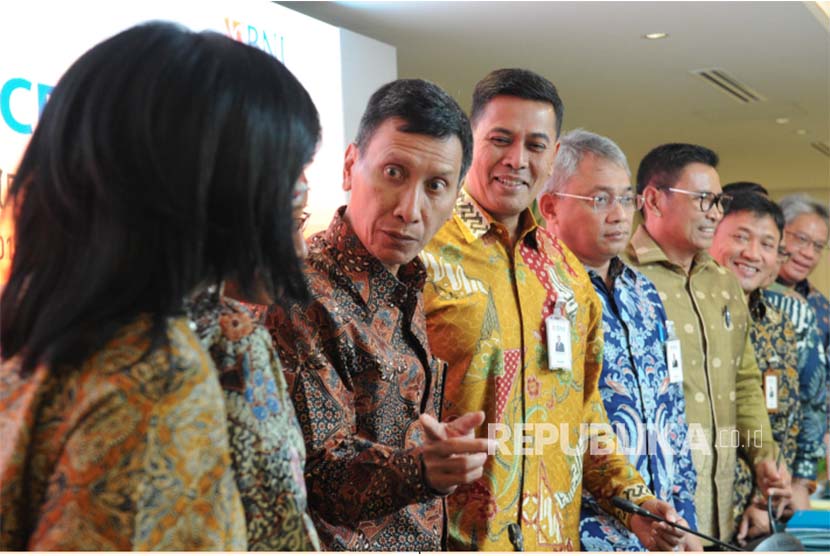 Wakil Direktur Utama BNI Herry Sidharta (kedua kiri) berbincang dengan jajaran direksi pada Paparan Kinerja Kuartal III Tahun 2018 di Jakarta, Kamis (18/10). BNI mencetak laba Rp 11,4 Triliun pada Kuartal III Tahun 2018. Hal tersebut didorong oleh pertumbuhan kredit sebesar 15,6%. 