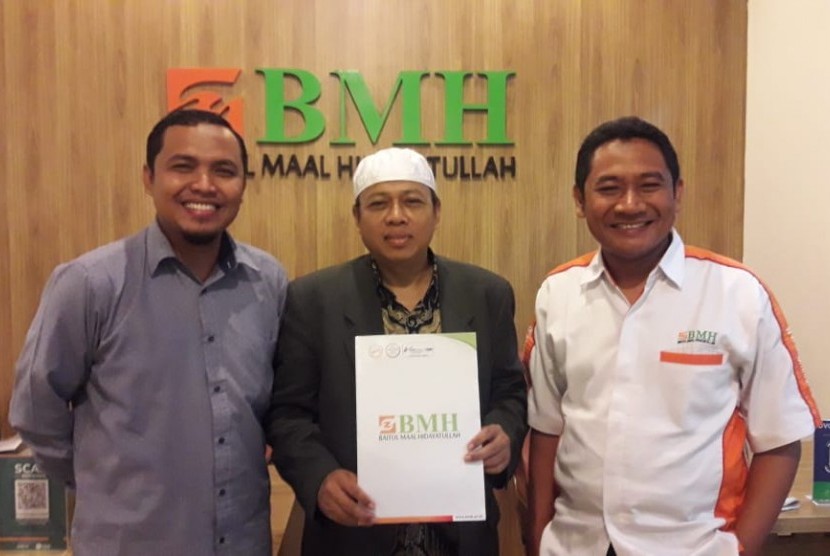 Wakil Direktur Utama Laznas BMH, Supendi; penulis buku, Irwan Kelana; dan Direktur Markom BMH, Suwito Fatah (dari kanan ke kiri).