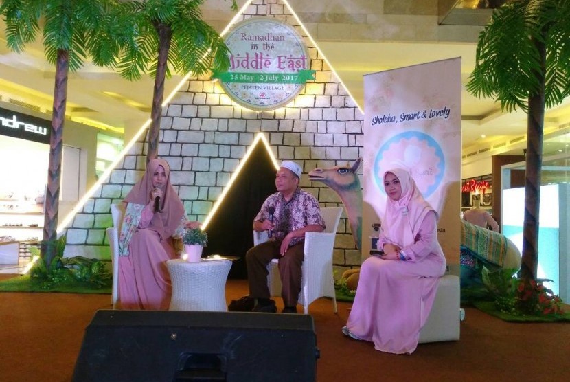 Wakil Direktur Utama Madinah Iman Wisata Sahlan Toro  (tengah) menjadi nara sumber talk show wisata halal. 