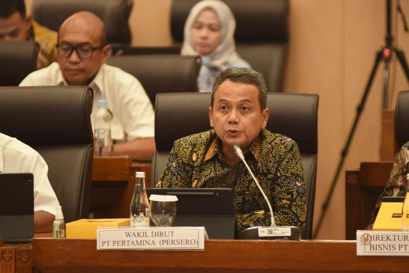Wakil Direktur Utama Pertamina Wiko Migantoro menyampaikan penjelasan pada saat mengikuti Rapat Dengar Pendapat (RDP) Komisi VII DPR, Jakarta, (6/6/2024).