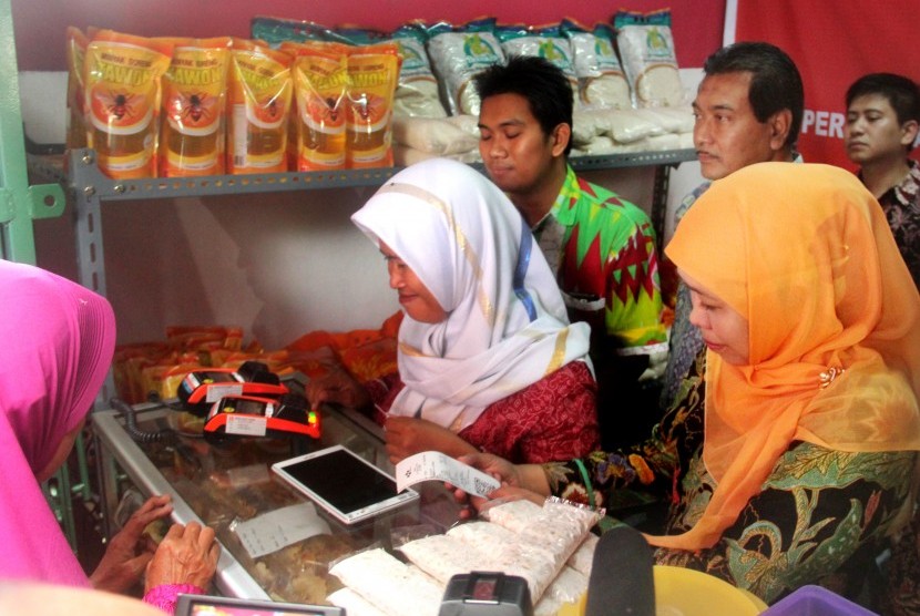Wakil Dirut BNI Suprajarto (kedua kanan) bersama Menteri Sosial Chofifah Indar Parawansa (kanan) melihat bantuan sosial nontunai yang diwujudkan dalam bentuk barang modal usaha saat peluncuran warung KUBE (Kelompok Usaha Bersama) di Curug, Serang, Banten, 
