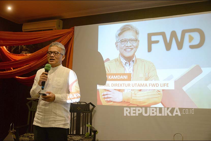 Wakil Dirut FWD Life Rudi Kamdani memberikan paparan saat peluncuran Asuransi Bebas Tawakkal di Jakarta, Rabu (23/5). Asuransi Bebas Tawakkal merupakan produk FWD Life yang membantu masuarakat muslim untuk mempersiapkan perencanaan dana haji. 