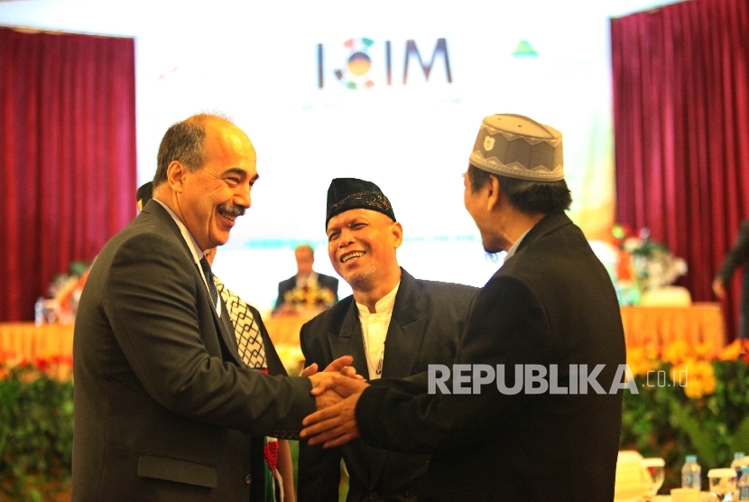 Wakil Dubes Palestina untuk Indonesia Tahir Hammad berbincang bersama sejumlah tamu undangan pada Konferensi Internasional Media Islam ( International Conference of Islamic Media-ICIM) di Jakarta, Rabu (25/5). (Republika/Rakhmawaty la'lang)