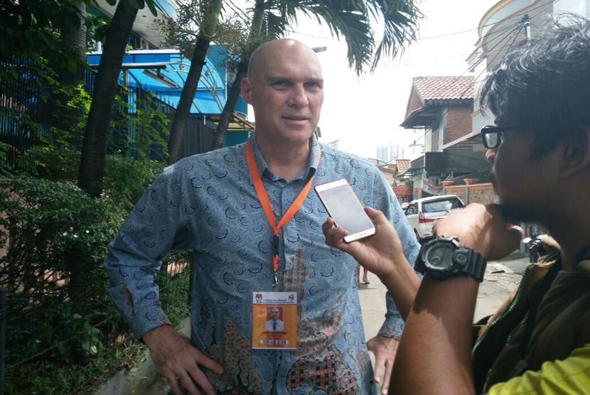 Wakil Duta Besar Belanda, Ferdinand Lahnstein menjadi observer di TPS 17 tempat tinggal Habib Rizieq dan Markas DPP FPI