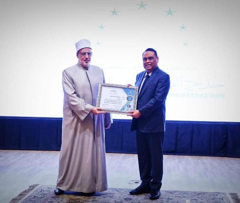 Wakil Grand Syekh Al Azhar Prof Dr Muhammad Duwaini memberikan penghargaan kepada Ketua ASFA Foundation Komjen Pol Pur Syafruddin Kambo di Kairo Mesir pada Selasa (31/10/2023))