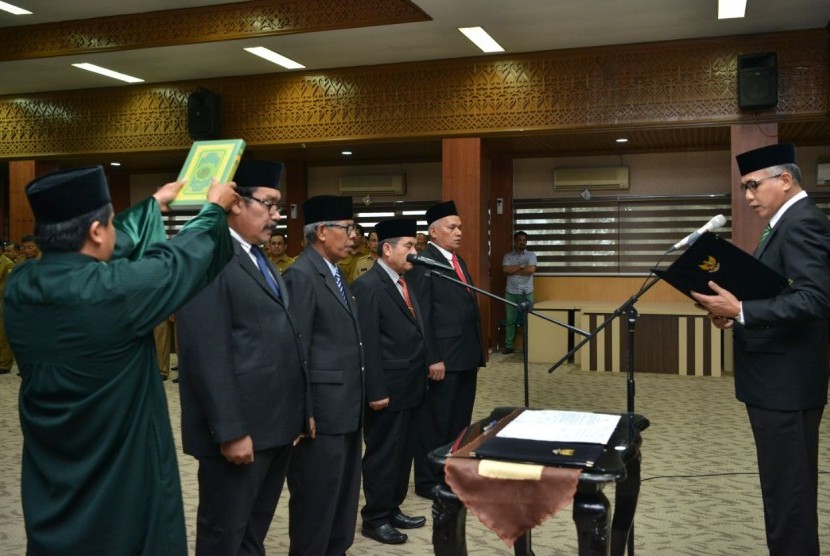 Wakil Gubernur Aceh Nova Iriansyah melantik empat pejabat eselon II di lingkup Pemerintah Aceh, Senin (6/11). 