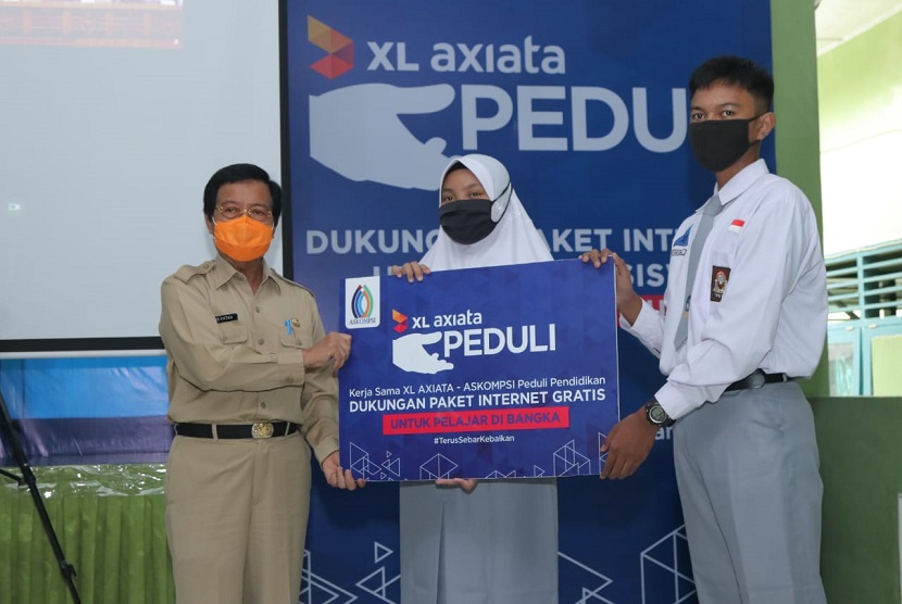 Wakil Gubernur Bangka Belitung Abdul Fatah menyerahkan bantuan internet gratis kepada siswa di SMA Negeri 1 Pemali Kab Bangka. Paket internet gratis merupakan bagian dari program ASkompsi dan XL Axiata