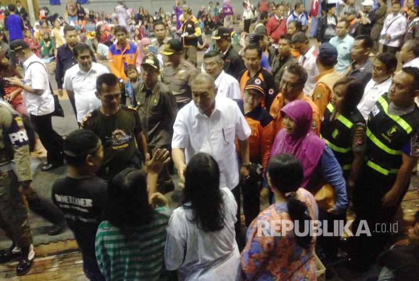 Wakil Gubernur Deddy Mizwar meninjau pengungsian korban longsor dI GOR Tajimalela  Sumedang 