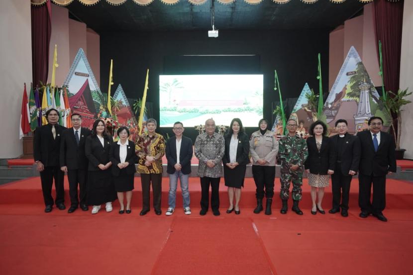 Wakil Gubernur DIY, Kanjeng Gusti Pangeran Adipati Aryo (KGPAA) Paku Alam X (tengah, pakai batik) menghadiri puncak acara Dies Natalis ke-62 Universitas Kristen Duta Wacana (UKDW) Yogyakarta, dengan tema 