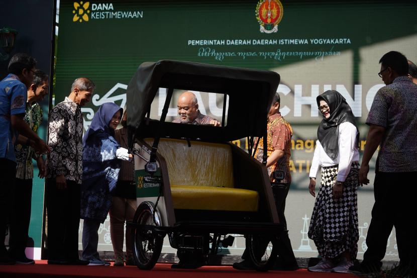 Wakil Gubernur DIY, KGPAA Paku Alam X  melaunching Becak Kayuh Bertenaga Alternatif (BERKREATIF) di TKP Ketandan, Kota Yogyakarta.
