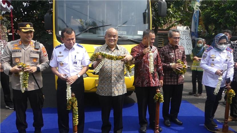 Wakil Gubernur DIY, KGPAA Paku Alam X, meresmikan jalur baru Trans Jogja dari Ngabean, Kota Yogyakarta ke Palpabang, Kabupaten Bantul, di Terminal Palbapang, Kamis (3/11/2022).)