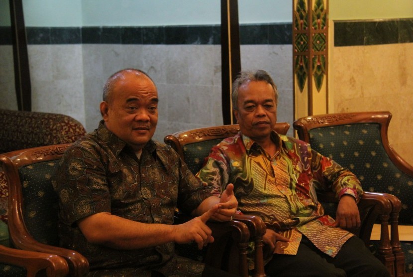 Wakil Gubernur DIY, KGPAA Pakualam IX (kiri), memberikan arahan kepada panitia PBMK.