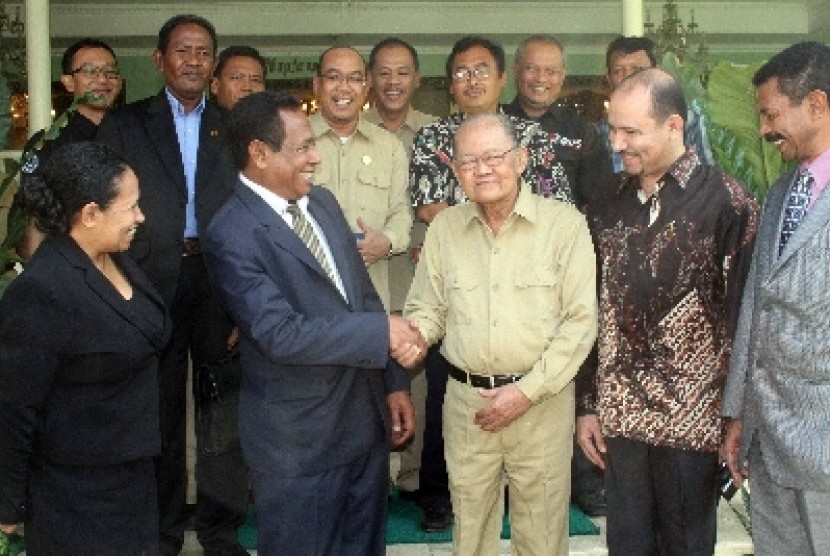 Wakil Gubernur DIY, Paku Alam IX (tiga kanan) berjabat tangan dengan Wakil PM Timor Leste, Fernando Lasama (dua kiri) usai melakukan pertemuan di Kepatihan Yogyakarta, Rabu (10/4).