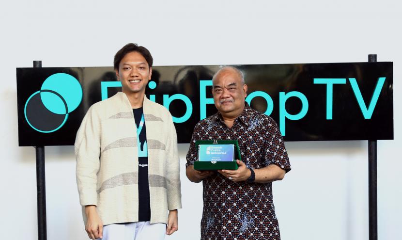 Wakil Gubernur DIY Paku Alam X (kanan) saat acara launching FlipFlopTV di Yogyakarta, Selasa (20/12/2022). 