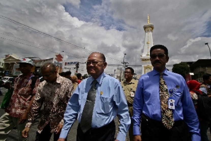 Wakil Gubernur DIY, Sri Paduka Paku Alam IX (tengah) berjalan usai peresmian Tugu Pal Putih, Yogyakarta, Selasa (18/12).