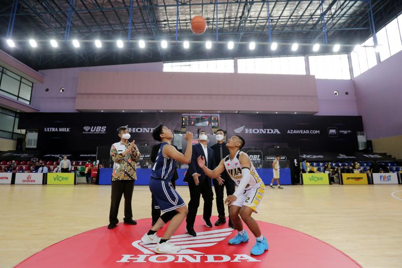 Wakil Gubernur DKI Jakarta, Ahmad Riza membuka rangkaian pertandingan Honda DBL 2021 DKI Jakarta Series dengan melakukan tip off pertandingan antara SMAN 28 Jakarta versus SMAN 70 Jakarta.