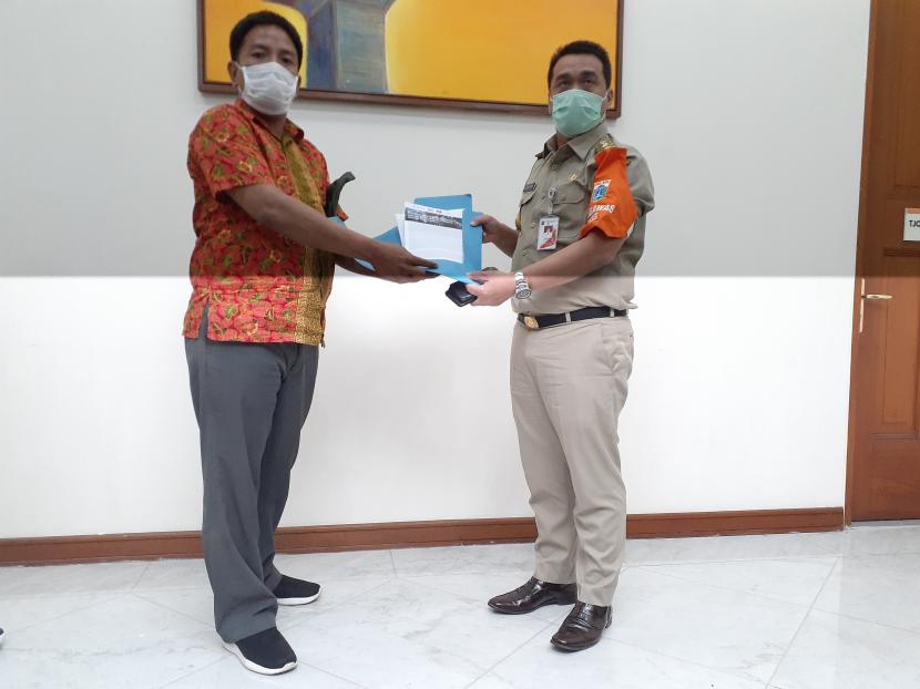 Wakil Gubernur DKI Jakarta Ahmad Riza Patria (Ariza) menerima asil pendataan bantuan sosial (bansos) dari Koalisi Pemantau Bansos Jakarta.
