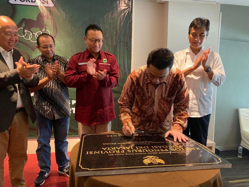 Wakil Gubernur DKI Jakarta, Ahmad Riza Patria (kedua kanan) meresmikan berdirinya Kantor Pordasi DKI Jakarta, di Pulomas, Jakarta, Ahad (15/5/2022).
